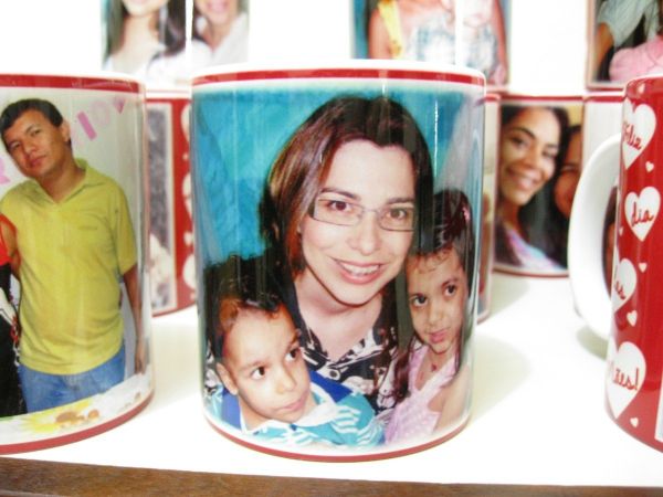 canecas com bordas coloridas